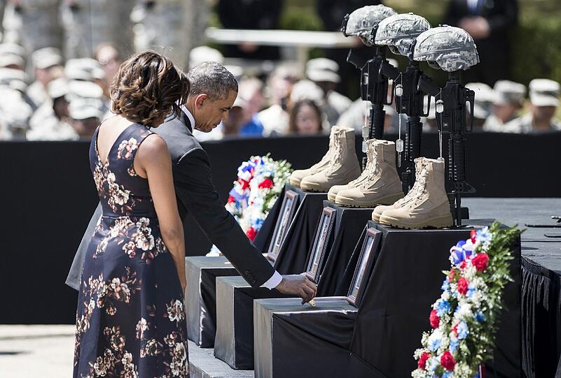 US-Präsident Barack Obama und First Lady Michelle Obama in Fort Hood. Sie zollen den 3 getöteten und 16 verletzten Soldaten Respekt, die einem Amoklauf in der letzten Woche zum Opfer gefallen waren. Der Schütze, Armee-Spezialist Ivan Lopez hatte sich kurz nach der Tat das Leben genommen.