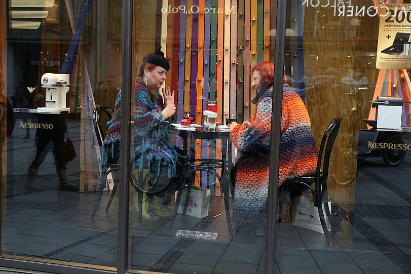 Petra Perle und Gewinnerin Ingrid Reiter beim Kaffeepläuschen in der Nespresso Boutique.