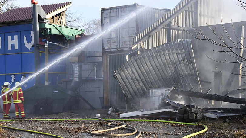Die Maschinenhalle in Zolling ist komplett abgebrannt.