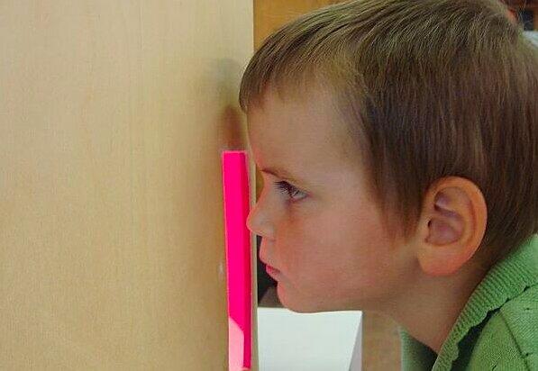Kinder gestalten im Archiv Geiger Postkarten.