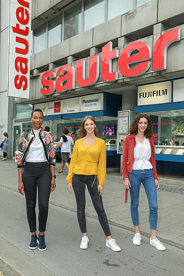 Jung-Model-Trio (von links): Moly, Christina und Friederike vor Foto-Video Sauter.