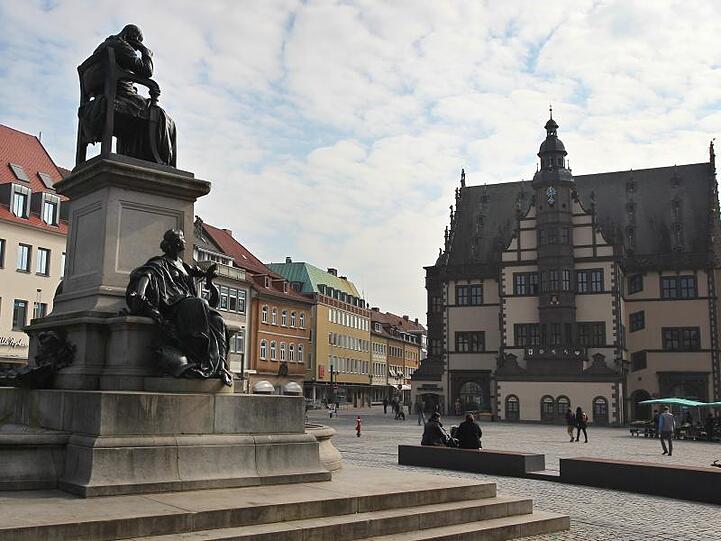 Der Friedrich Rückert Brunnen und das Rathaus von Schweinfurt. Foto: picture alliance / dpa/Archivbild