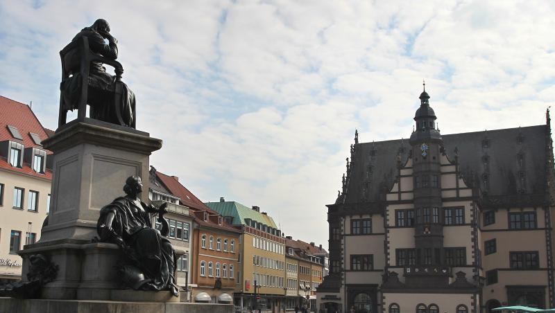 Der Friedrich Rückert Brunnen und das Rathaus von Schweinfurt. Foto: picture alliance / dpa/Archivbild Der Friedrich Rückert Brunnen und das Rathaus von Schweinfurt. Foto: picture alliance / dpa/Archivbild