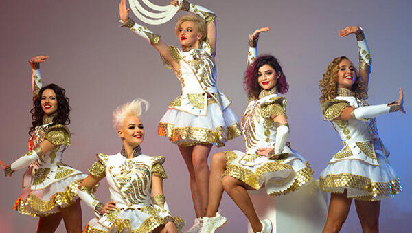 Ein Teil der Bingo-Artisten-Gruppe im Zirkus-Outfit. Ein Teil der Bingo-Artisten-Gruppe im Zirkus-Outfit.