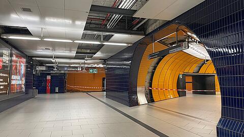 Ein Geisterbahnhof: Rot-wei&szlig;es Flatterband sperrt die Bahngleise am U-Bahnhof Marienplatz in beide Richtungen bis 10 Uhr ab.