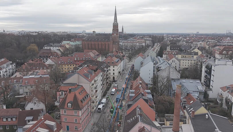 Die Lilienstra&szlig;e in der Au: Fallen Ihnen die aufgest&auml;nderten Rohre am Gehsteig auf? Darunter liegt ein historischer Kanal, der gerade saniert wird. Das Abwasser wird oberirdisch umgeleitet.
