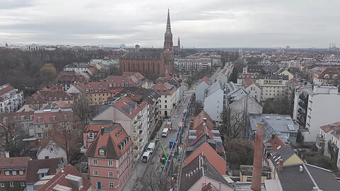 Die Lilienstra&szlig;e in der Au: Fallen Ihnen die aufgest&auml;nderten Rohre am Gehsteig auf? Darunter liegt ein historischer Kanal, der gerade saniert wird. Das Abwasser wird oberirdisch umgeleitet.