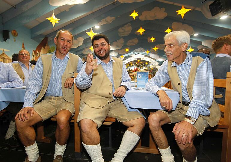 Ein Paar der Gegensätze: Der ausgemergelte Oberbayer Dieter Schneider und der Jordanier Hasan Ismaik. Ganz links: 1860-Trainer Reiner Maurer.