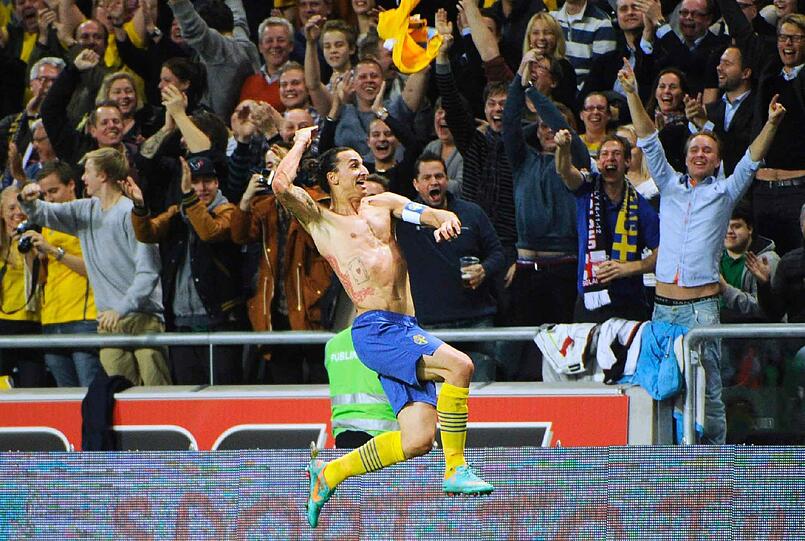 Die gelbe Karte fürs Trikotausziehen war Zlatan Ibrahimovic nach seinem Traumtor ziemlich egal.