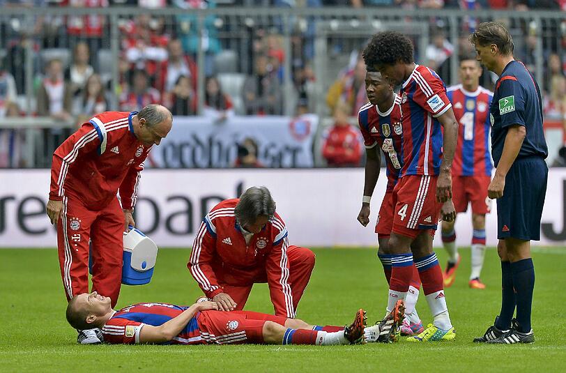 Holger Badstuber gab gegen Wolfsburg nach 20 Monaten sein Comeback - und musste verletzt ausgewechselt werden.