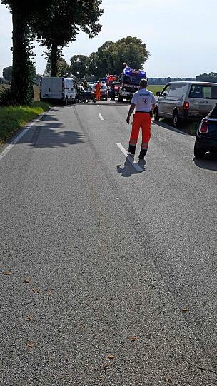 Der Transporter krachte frontal mit dem Mercedes zusammen. Die Bilder vom Unfallort in Sauerlach.