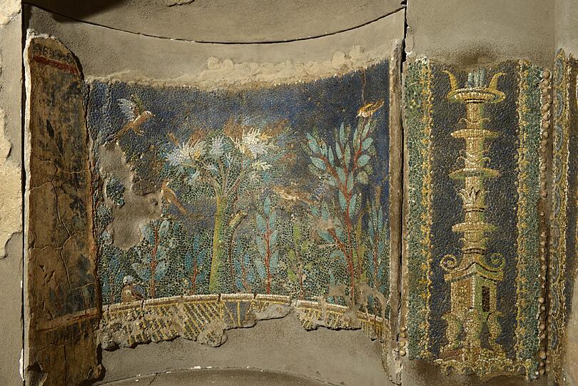 Ein Detail der Mosaikwand des Nymphäums von Massa Lubrense.
