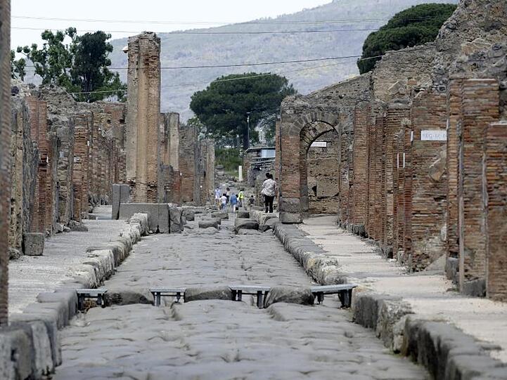 Nur wenige Besucher tummeln sich in der archäologischen Ausgrabungsstätte von Pompeji.