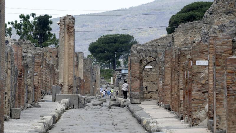 Nur wenige Besucher tummeln sich in der archäologischen Ausgrabungsstätte von Pompeji. Nur wenige Besucher tummeln sich in der archäologischen Ausgrabungsstätte von Pompeji.