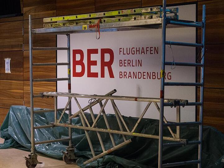 Am Hauptstadtflughafen BER wird immer noch gebaut und repariert.
