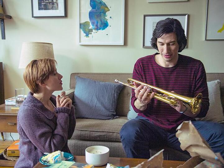 Scarlett Johansson (l) als Nicole und Adam Driver als Charlie in einer Szene des Films "Marriage Story".
