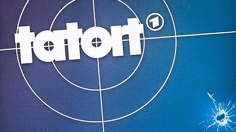 Das Logo des ARD-Kultkrimis "Tatort" und ein Absperrband sind zu sehen. Foto: Christoph Schmidt/dpa/Archivbild