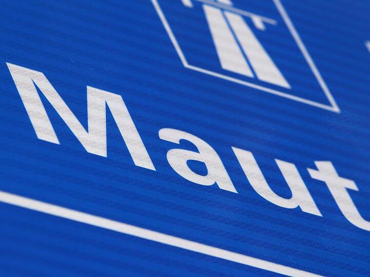 Ein Schild weist auf die Mautpflicht hin. Foto: Karl-Josef Hildenbrand/Archiv