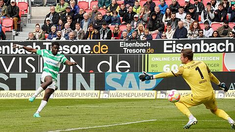 Ragnar Ache (l) erzielte das zweiter Fürther Tor in Sandhausen.