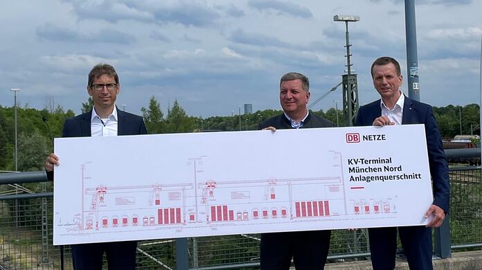 Andreas Witzel, Minister Christian Bernreiter und Klaus-Dieter Josel (von links) geben den Startschuss für das Großprojekt in München Nord.