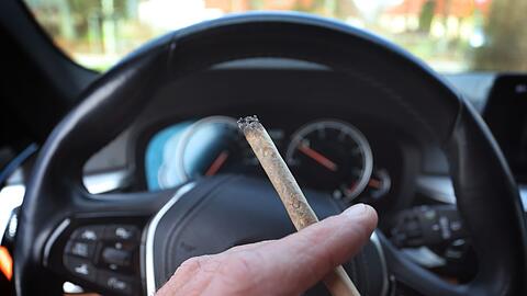 Cannabis am Steuer ist verboten. Nirgends wurden so viele Verstöße festgestellt wie in Bayern. (Ilustration)