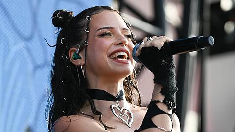 Sängerin Nina Chuba prägt mit ihren Hairstyles die Festival-Mode.