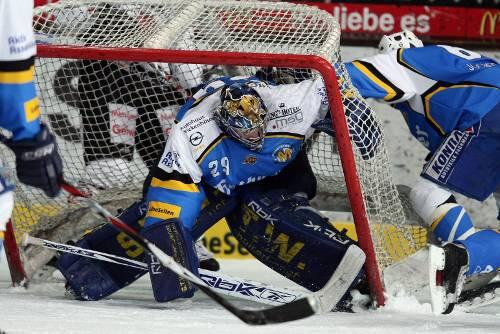 Gerät der EHC &ndash; hier Keeper Joey Vollmer &ndash; in Schieflage? Im Playoff-Viertelfinale trifft das Team nun auf Bremerhaven, hat am Dienstag ein Heimspiel.