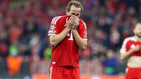 Ein sichtlich entt&auml;uschter Harry Kane vergr&auml;bt nach dem verpassten Einzug ins Champions-League-Finale das Gesicht im Trikot &ndash; der Traum vom Henkelpott ist f&uuml;r Kimmich & Co. vorerst geplatzt.