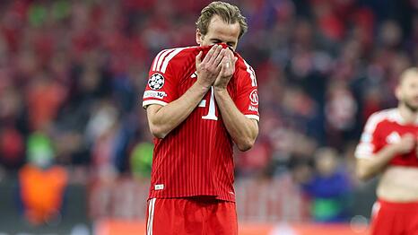 Ein sichtlich entt&auml;uschter Harry Kane vergr&auml;bt nach dem verpassten Einzug ins Champions-League-Finale das Gesicht im Trikot &ndash; der Traum vom Henkelpott ist f&uuml;r Kimmich & Co. vorerst geplatzt.
