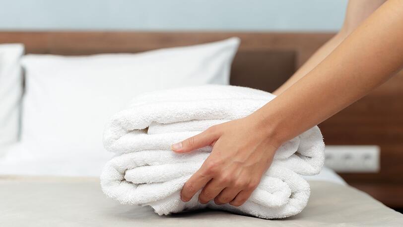 Ist es eigentlich erlaubt, die kleinen Shampoos, Duschgels und Seifen aus den Hotels mitzunehmen? Viele denken ja. Aber genau genommen ist es Diebstahl, die Mini-Toilettenartikel einzustecken. Während der Sachverhalt hier vielleicht wirklich unklar ist und Hotels bei den Fläschchen Verlust einplanen, sind andere Gegenstände, die mitunter verschwinden, ganz eindeutig nicht zur Mitnahme gedacht. Ist es eigentlich erlaubt, die kleinen Shampoos, Duschgels und Seifen aus den Hotels mitzunehmen? Viele denken ja. Aber genau genommen ist es Diebstahl, die Mini-Toilettenartikel einzustecken. Während der Sachverhalt hier vielleicht wirklich unklar ist und Hotels bei den Fläschchen Verlust einplanen, sind andere Gegenstände, die mitunter verschwinden, ganz eindeutig nicht zur Mitnahme gedacht.