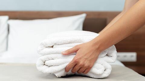 Ist es eigentlich erlaubt, die kleinen Shampoos, Duschgels und Seifen aus den Hotels mitzunehmen? Viele denken ja. Aber genau genommen ist es Diebstahl, die Mini-Toilettenartikel einzustecken. W&auml;hrend der Sachverhalt hier vielleicht wirklich unklar ist und Hotels bei den Fl&auml;schchen Verlust einplanen, sind andere Gegenst&auml;nde, die mitunter verschwinden, ganz eindeutig nicht zur Mitnahme gedacht.