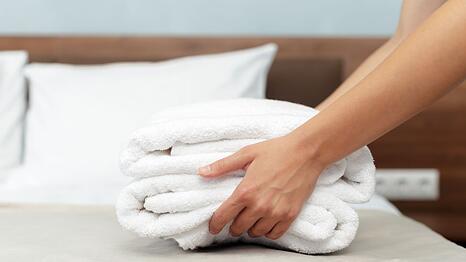 Ist es eigentlich erlaubt, die kleinen Shampoos, Duschgels und Seifen aus den Hotels mitzunehmen? Viele denken ja. Aber genau genommen ist es Diebstahl, die Mini-Toilettenartikel einzustecken. W&auml;hrend der Sachverhalt hier vielleicht wirklich unklar ist und Hotels bei den Fl&auml;schchen Verlust einplanen, sind andere Gegenst&auml;nde, die mitunter verschwinden, ganz eindeutig nicht zur Mitnahme gedacht.