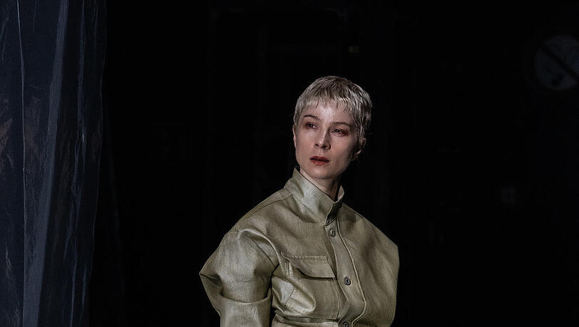 Lea Ruckpaul als &bdquo;Die Putzkraft&ldquo; in der Neufassung von Schnitzlers &bdquo;Reigen&ldquo; im Cuvilli&eacute;stheater.