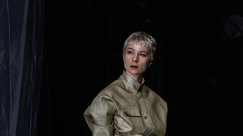 Lea Ruckpaul als &bdquo;Die Putzkraft&ldquo; in der Neufassung von Schnitzlers &bdquo;Reigen&ldquo; im Cuvilli&eacute;stheater.