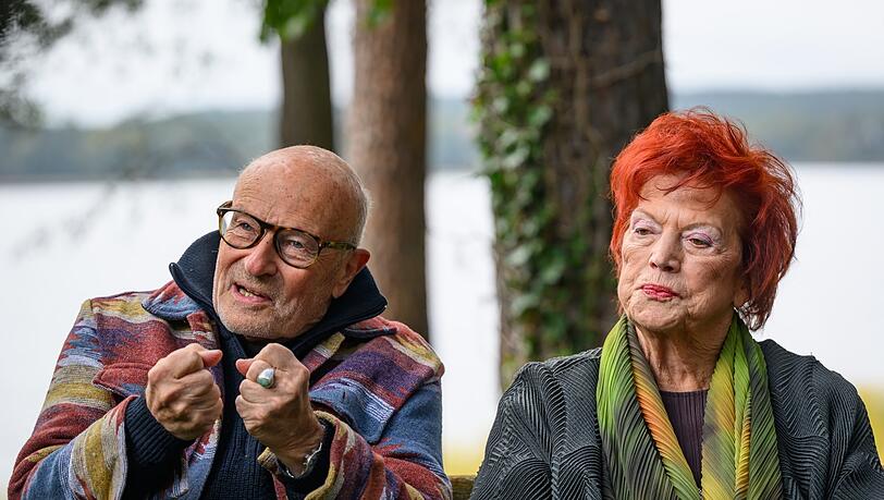 Regisseur Volker Schlöndorff und Regina Ziegler (Produzentin) bei der Pressekonferenz zu den Dreharbeiten von „Heimsuchung“ an einem märkischen See. Regisseur Volker Schlöndorff und Regina Ziegler (Produzentin) bei der Pressekonferenz zu den Dreharbeiten von „Heimsuchung“ an einem märkischen See.