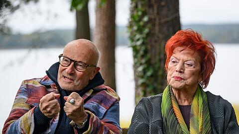 Regisseur Volker Schl&ouml;ndorff und Regina Ziegler (Produzentin) bei der Pressekonferenz zu den Dreharbeiten von &bdquo;Heimsuchung&ldquo; an einem m&auml;rkischen See.