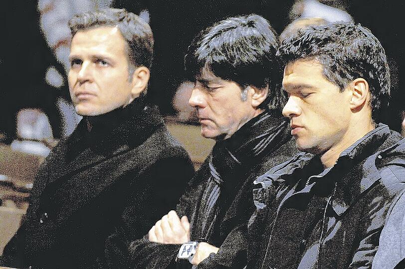 Trauernde Fußballgrößen (v. l.): Manager Bierhoff, Bundestrainer Löw, Kapitän Ballack &mdash; sie haben sich Enke doch vermeintlich so nahe gefühlt.