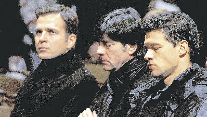 Trauernde Fußballgrößen (v. l.): Manager Bierhoff, Bundestrainer Löw, Kapitän Ballack — sie haben sich Enke doch vermeintlich so nahe gefühlt. Trauernde Fußballgrößen (v. l.): Manager Bierhoff, Bundestrainer Löw, Kapitän Ballack — sie haben sich Enke doch vermeintlich so nahe gefühlt.