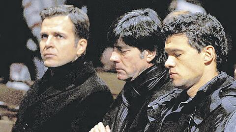 Trauernde Fußballgrößen (v. l.): Manager Bierhoff, Bundestrainer Löw, Kapitän Ballack &mdash; sie haben sich Enke doch vermeintlich so nahe gefühlt.