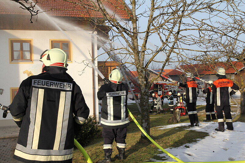 Am Nachmittag wurde die Feuerwehr zu einem Brand eines Bauernhofes mitten in St. Leonhard, Gemeinde Wonneberg gerufen. Bei dem Brand wurden drei Personen verletzt. Da das Löschwasser knapp war, mussten Leitungen über einen Kilometer lang verlegt werden.
