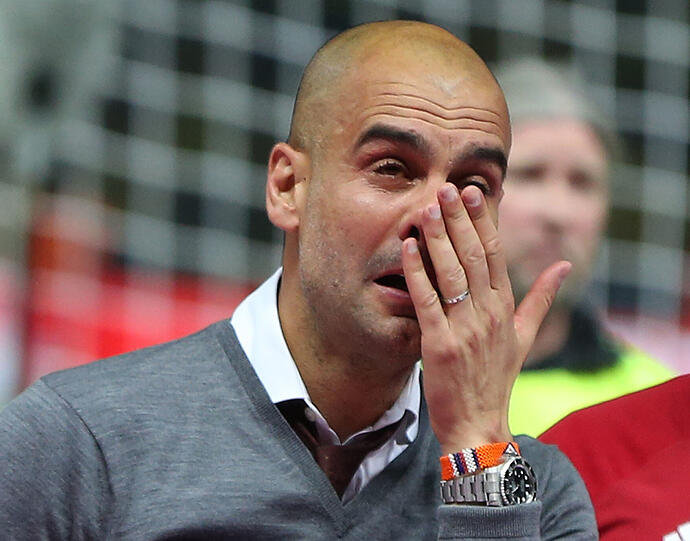 Nach dem letzten von Douglas Costa verwandelten Elfmeter fließen beim scheidenden Bayern-Trainer Pep Guardiola die Tränen. Tränen der Freude, der Erleichterung. Der angestaute Stress bricht sich seine Bahn.