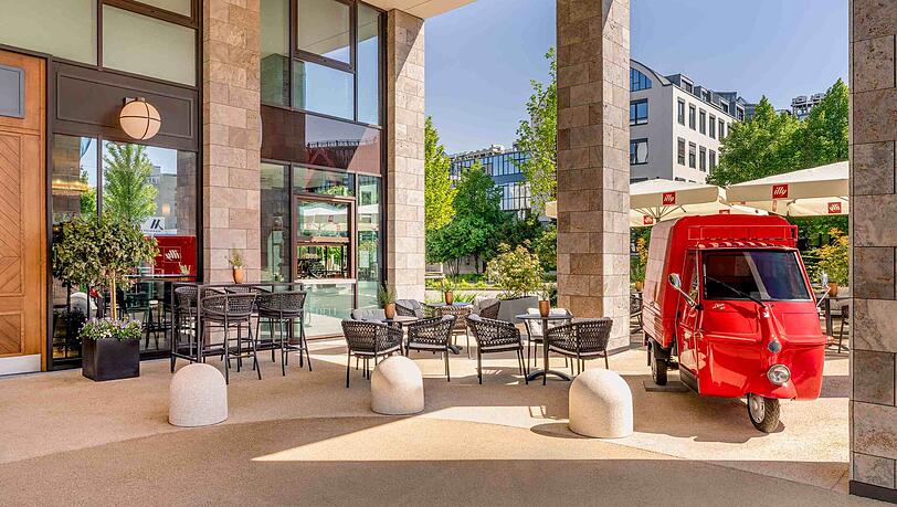 Auf der Terrasse vergisst man auch in der Mittagspause für ein Weilchen den Alltag. Auf der Terrasse vergisst man auch in der Mittagspause für ein Weilchen den Alltag.