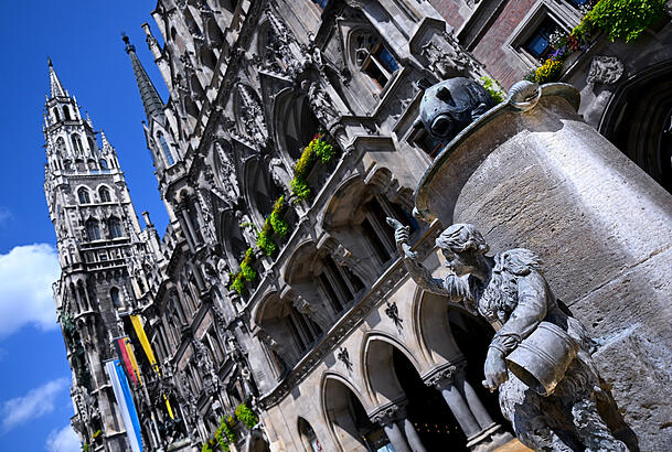 Auch die Stadt spart: Der Fischbrunnen auf dem Marienplatz ist derzeit aufgrund der offiziellen Wassersparmaßnahmen außer Betrieb. Auch die Stadt spart: Der Fischbrunnen auf dem Marienplatz ist derzeit aufgrund der offiziellen Wassersparmaßnahmen außer Betrieb.