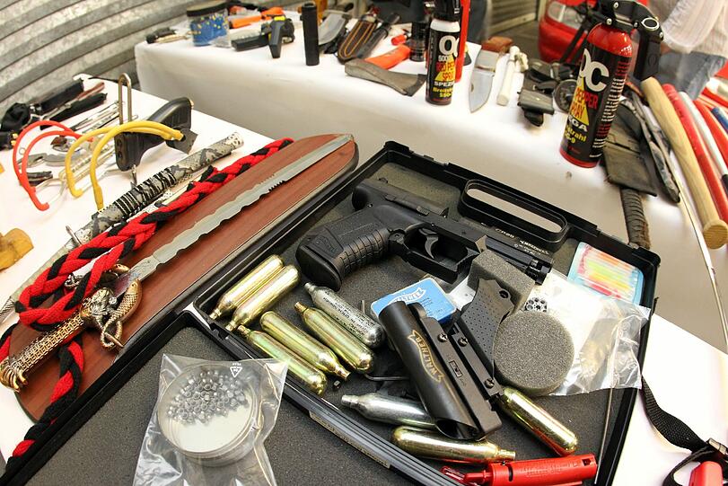 Eine Maske und zahlreiche Waffen hat die Polizei bei der Wohnungsdurchsuchung sichergestellt.