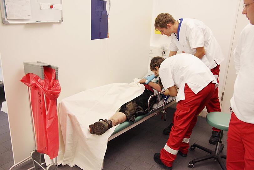 Die Sanitäter und Rettungsassistenten untersuchen die Patienten ganz genau - und überweisen sie im Zweifel in ein Krankenhaus.
