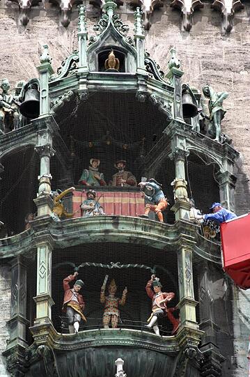 GLOCKENSPIEL: Zugegeben, das Glockenspiel anschauen ist nicht gerade sehr Münchnerisch. Aber Japaner-Kucken! Sich einfach mal mit dem Rücken zum Rathaus vor die Menschenmenge stellen und Asiaten fotografieren. Ein riesen Spaß.