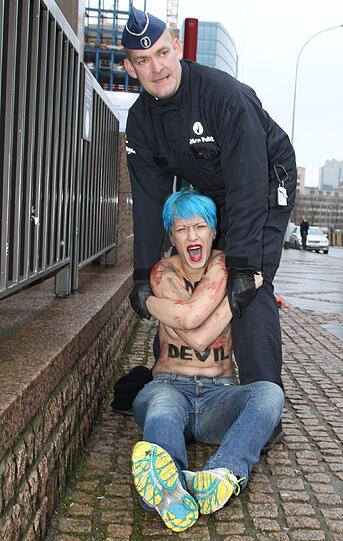 Gegen den  EU-Russland-Gipfel in Brüssel regt sich Widerstand. Vor dem Eintreffen von Putin demonstriert die Organisation FEMEN mit blanken Brüsten. Die Bilder der Demonstration, die von der Polizei aufgelöst werden muss.