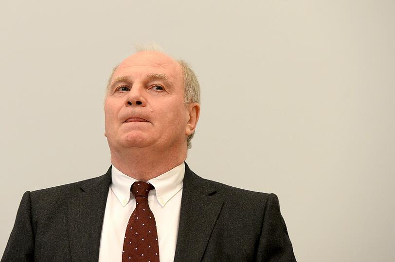Der Angeklagte im Gerichtssaal: Der Präsident des FC Bayern München Uli Hoeneß im Gerichtssaal des Landgerichts München II.