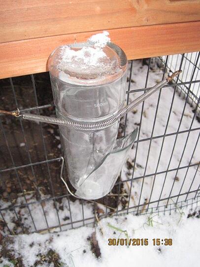 Das Wasser in der Trinkflasche ist gefroren, das Glas geborsten.