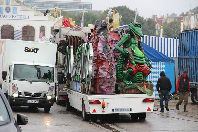 Regen und Tristesse am Tag danach: Die Bilder vom Wiesn-Abbau am Dienstagvormittag.